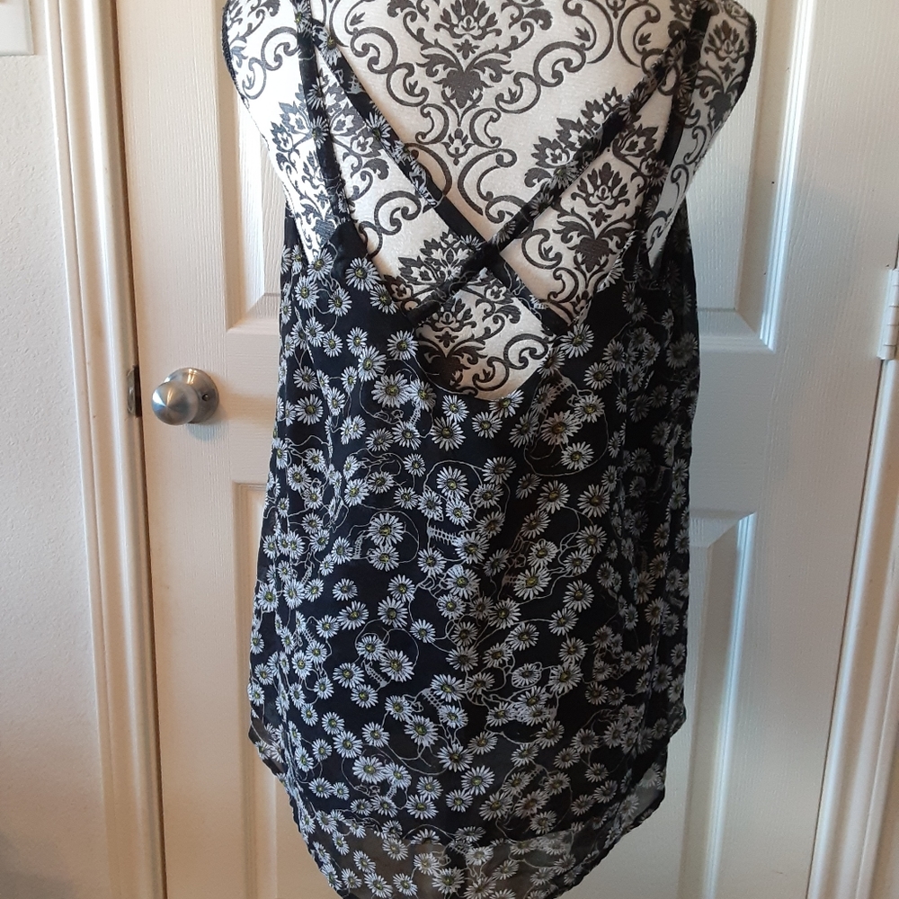 2 for $20 Skull and daisy tank top - Picture 3 of 4